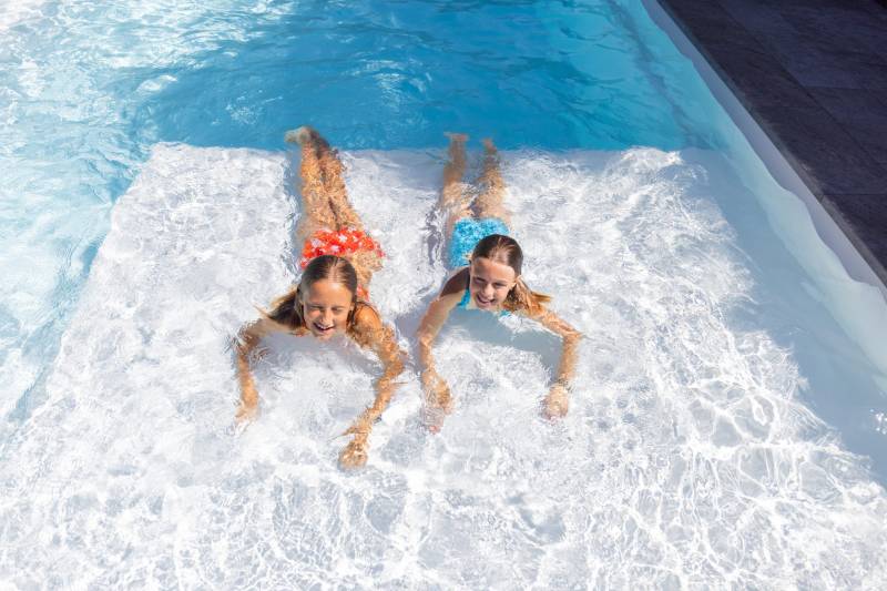 BAY 77/87: Piscine coque polyester rectangle avec plage intégrée