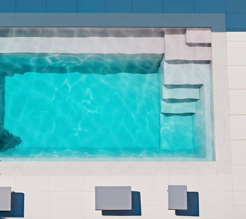 PISCINE COQUE AVEC BANQUETTE 13 et 83