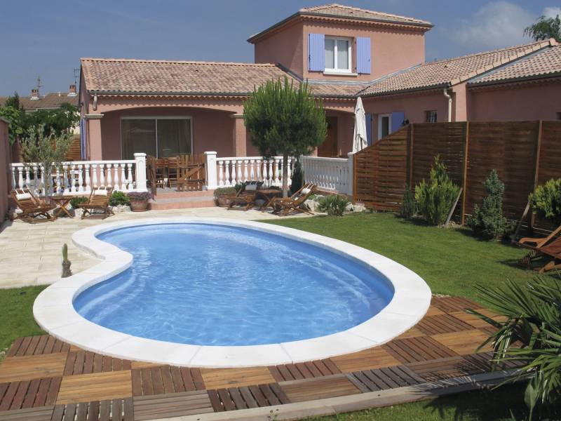 piscine coque polyester forme arrondie VAR