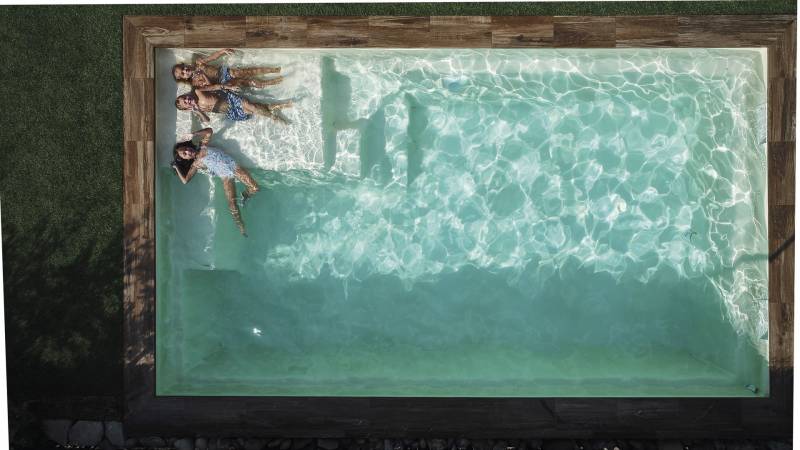 PISCINE COQUE AVEC PLAGE BOIUCHE DU RHONE