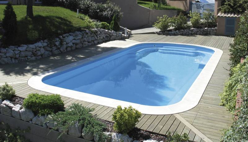 RELAX : Piscine Coque polyester avec fond incliné et banquette en 3 dimensions
