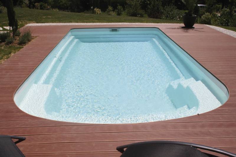 RELAX : Piscine Coque polyester avec fond plat en 3 dimensions