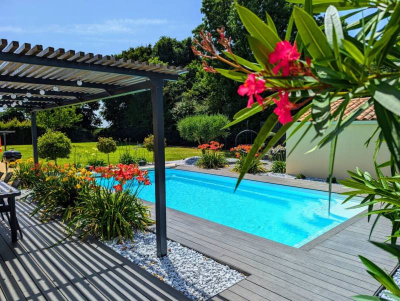 UNIQUE : Piscine Coque rectangulaire à fond plat disponible en 7 dimensions