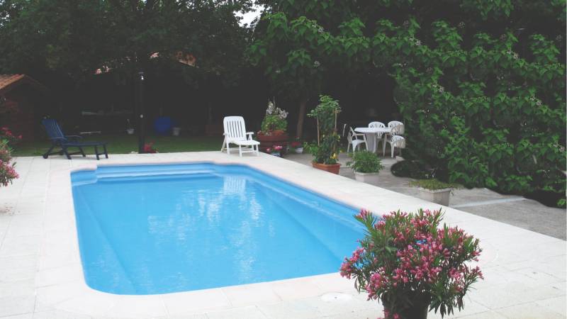 DEEP : Piscine coque profonde fond incliné avec escalier en 4 dimensions