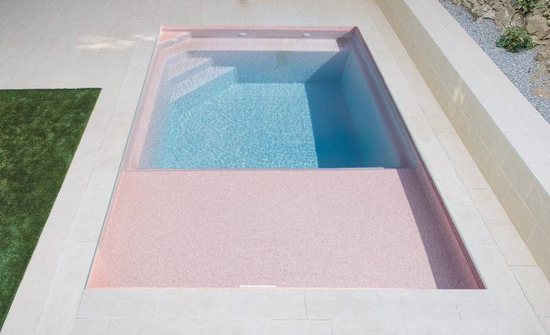 Piscine coque céramique rose dans le VAR