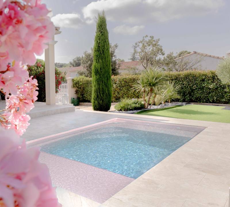 Piscine coque rose dans les Bouches du Rhône